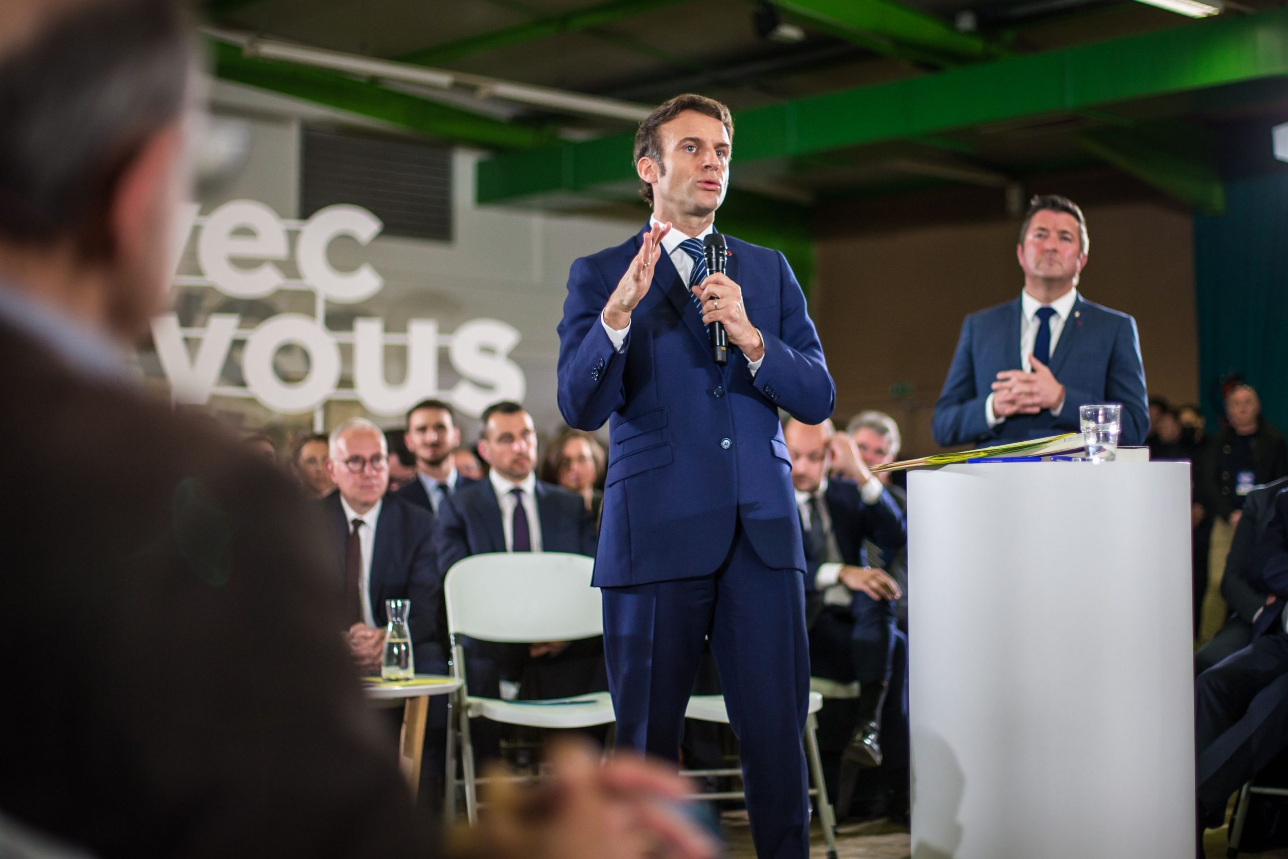 macron-meeting-poissy